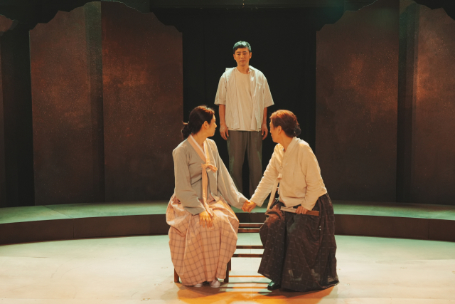 바람을 일으키는 작은 손, 부채. 극단 따뜻한 사람 허석민