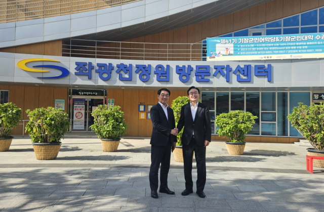 지난 26일 부산 기장군 좌광천 지방정원에서 (왼쪽부터) 이동성 기장군 부군수와 윤병태 나주시장이 기념촬영을 하고 있다. [사진=기장군]