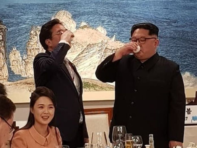 지난 2018년 4월 남북정상회담 만찬장에서 우원식 당시 민주당 원내대표와 김정은 북한 국무위원장이 전통주인 문배주를 나눠 마시는 모습. 우원식 국회의장 페이스북