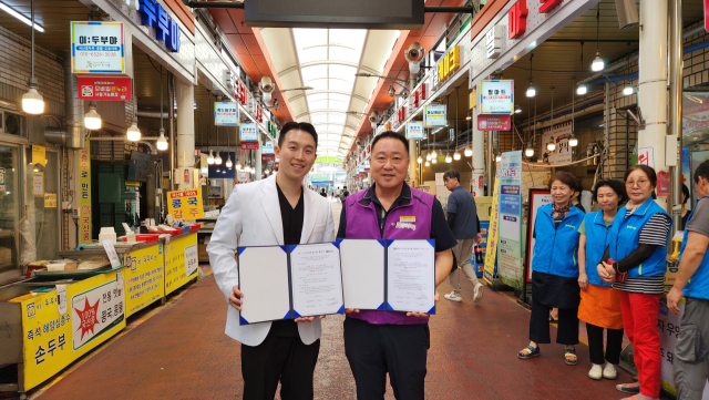 월성마디안의원(대표원장 김영균, 사진왼쪽)과 월배신시장 상인회(회장 최상근)가 8월 28일 지정의료기관 협약을 맺었다.