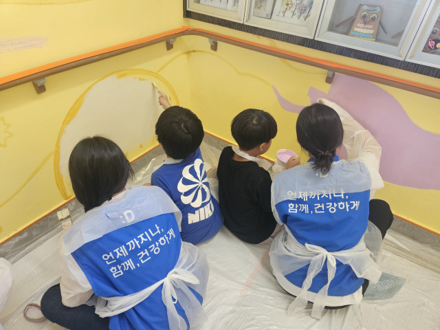 동아쏘시오그룹 신입사원들이 경북 상주 공검초등학교에서 벽화 그리기 봉사활동을 진행했다. (사진= 동아쏘시오그룹 제공)
