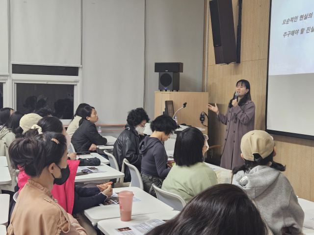 대현도서관 야간 인문학 프로그램 운영 모습. 행복북구문화재단