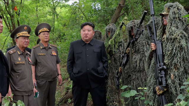 김정은 북한 국무위원장이 지난 27일 조선인민군 총참모부 직속 특수작전훈련기지를 방문해 저격수구분대와 특수작전구분대의 훈련실태를 점검했다고 조선중앙TV가 28일 보도했다. [조선중앙TV 화면] 연합뉴스