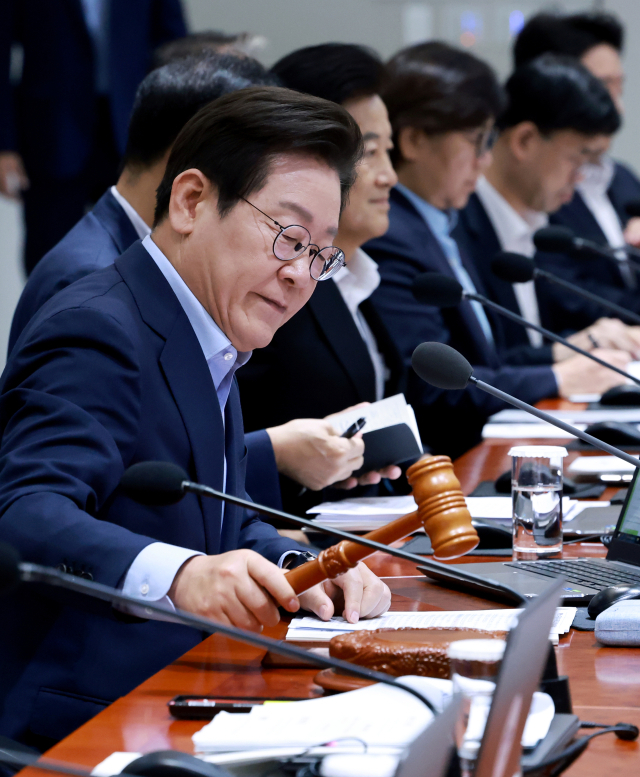 이재명 대통령이 29일 서울 용산 대통령실 청사에서 열린 임시 국무회의에서 의사봉을 두드리며 개회 선언을 하고 있다. 연합뉴스