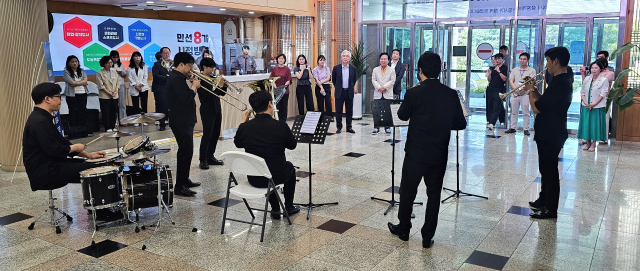 안동시와 한국종합예술학교 음악원 업무협약 체결식 이후 음악원 출신 연주자들이 로비에서 즉석 축하공연을 선보였다. 엄재진 기자