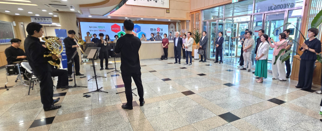 안동시와 한국종합예술학교 음악원 업무협약 체결식 이후 음악원 출신 연주자들이 로비에서 즉석 축하공연을 선보였다. 엄재진 기자