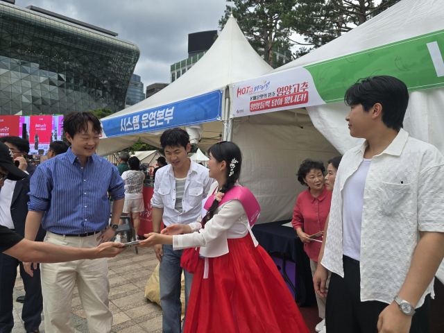 인기 유튜브 채널 피식대학 멤버들이 29일 서울광장에서 진행된 영양고추H.O.T페스티벌에 참석해 영양고추를 홍보하고 있다. 김영진 기자