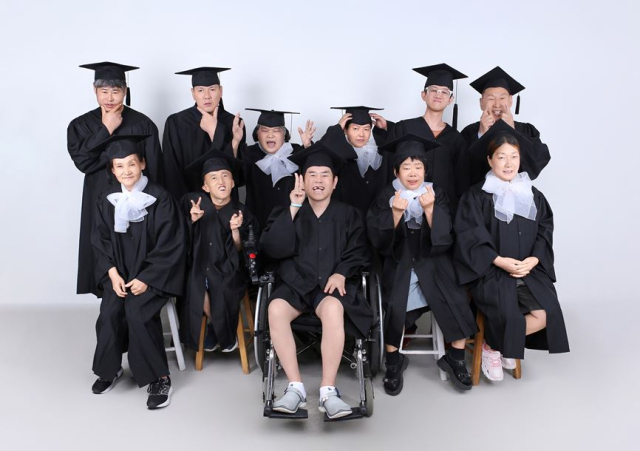 대구질라라비장애인야학은 29일 중학학력인정문해 기본교육과정 2기 졸업식을 개최했다. 중학학력인정 문해 기본교육과정 2기 졸업생과 초등학력인정 문해 기본교육과정 5기 졸업생 모습. 대구질라라비장애인야학 제공