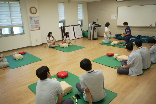 수성대를 방문한 조일고 학생들이 심폐소생술에 대하여 체험실습을 진행하고 있다. 수성대 제공