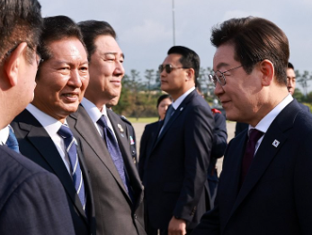 일본·미국 순방에 나서는 이재명 대통령이 23일 성남 서울공항에서 환송 나온 더불어민주당 정청래 대표, 김병기 원내대표, 윤호중 행안부 장관 등과 인사하고 있다. 연합뉴스