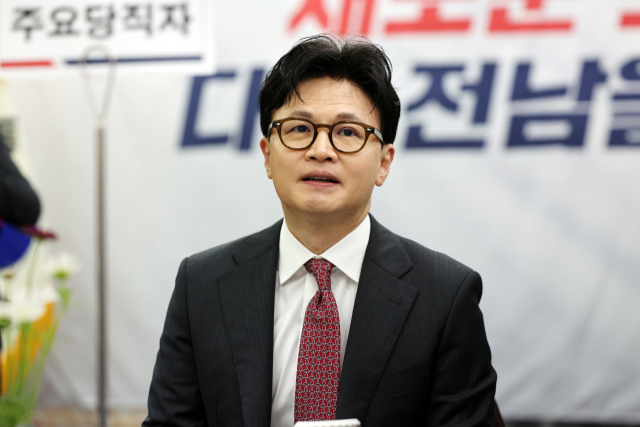 지난해 11월5일 국민의힘 당원게시판에 한 전 대표와 그의 일가 이름으로 윤 전 대통령을 비방하는 글이 다수 확인됐다. 당시 발견된 한 전 대표와 한 전 대표 모친, 아내, 딸, 장인, 장모의 이름으로 작성된 글은 약 1천개에 달했다. 연합뉴스