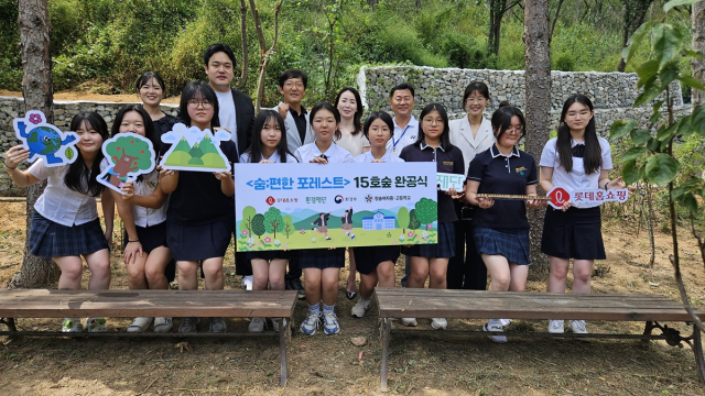 청송여자중·고등학교(교장 박현배)는 지난 27일 교정 뒤 방광산에서 미세먼지 취약계층 보호와 기후위기 대응을 위한 