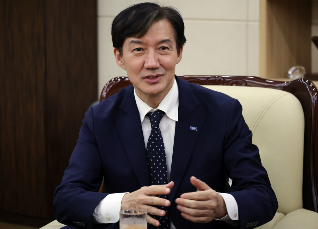 조국혁신당 조국 혁신정책연구원장이 28일 전북 익산시 원불교 중앙총부에서 나상호 원불교 교정원장을 만나 이야기를 나누고 있다. 연합뉴스