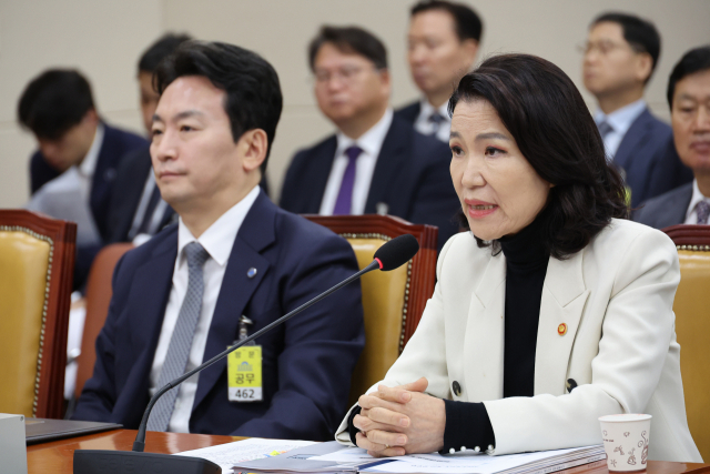 26일 서울 여의도 국회에서 열린 과학기술정보방송통신위원회 전체회의에서 이진숙 방송통신위원장이 질의에 답변하고 있다. 연합뉴스