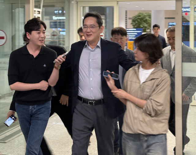 1주일간의 한미정상회담 경제사절단 동행 일정을 마친 이재용 삼성전자 회장이 31일 인천공항 제2여객터미널을 통해 입국하며 취재진의 질문에 답변하고 있다. 연합뉴스