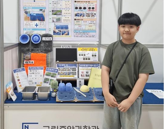 우수상을 수상한 양인규 학생이 자신의 발명품 앞에서 포즈를 취했다. 풍기초 제공