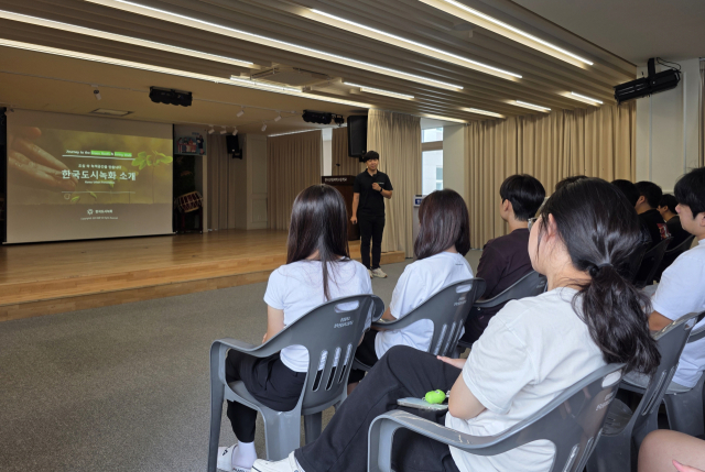 봉화 산림과학고 학생들이 선도기업과 1대1 맞춤형 교육을 받고 있다. 산림과학고 제공