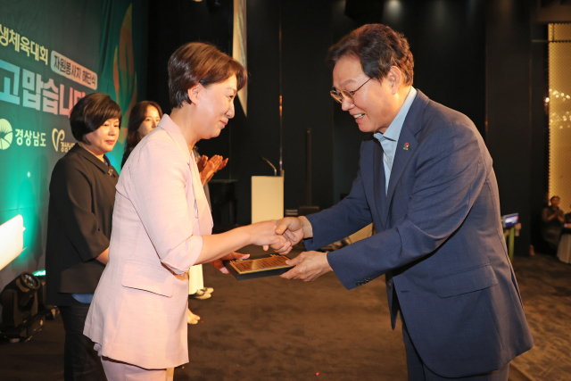 박 지사가 전국소년․장애학생 체전 자원봉사 해단식에 참석해 유공자표창을 하고 있다. 경남도 제공