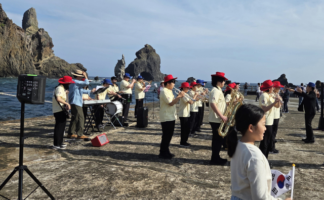 .대구 불로중학교(교장 김성곤) 마칭밴드팀이 지난 29일,광복 80년을 맞아 독도에서 기념공연을 펼쳐 독도경비대원들과 독도를 찾은 관광객들에게 진한 감동을 선물했다.