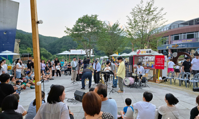 2025년 별빛 반딧불이 체험 축제장에서 석양이 지기 전 마지막 공연으로 재즈아티스트들의 공연이 준비되고 있는 모습. 김영진 기자
