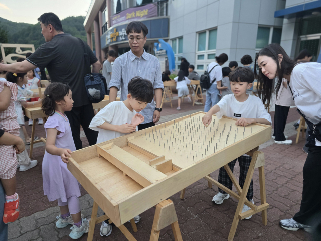 2025년 별빛 반딧불이 체험 축제가 펼쳐진 30일 영양군 별생태체험관영양반딧불이천문대 앞에서는 목재로 만들어진 놀이기구가 설치대 부모와 자녀들의 동심을 사로 잡았다. 김영진 기자