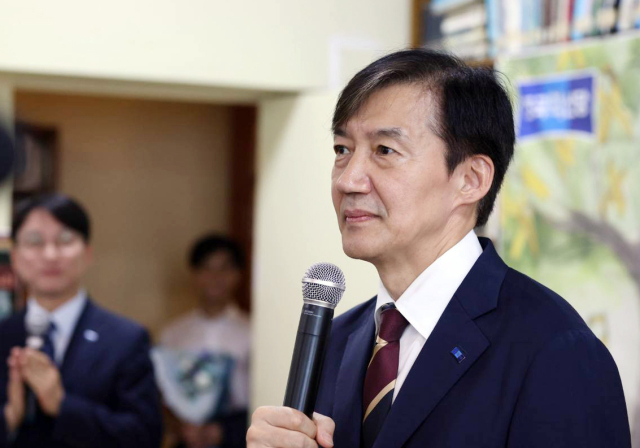 조국혁신당 조국 혁신정책연구원장이 27일 전북 고창군 책마을해리에서 당원 간담회를 하고 있다. 연합뉴스