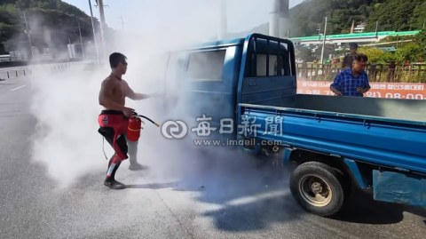 동해해경, 튜브타고 표류 중인 3명 구조