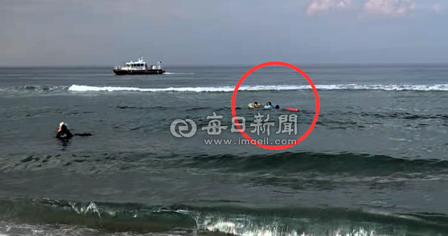 망상해변 표류자 2명을 도보순찰 중이던 묵호파출소 해안순찰팀이 발견, 구조하고 있다. 동해해양경찰서 제공