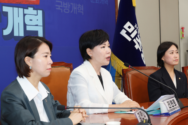 31일 서울 여의도 국회에서 더불어민주당 3대특검 종합대응특위 총괄위원장 전현희 최고위원이 기자회견을 하고 있다. 연합뉴스