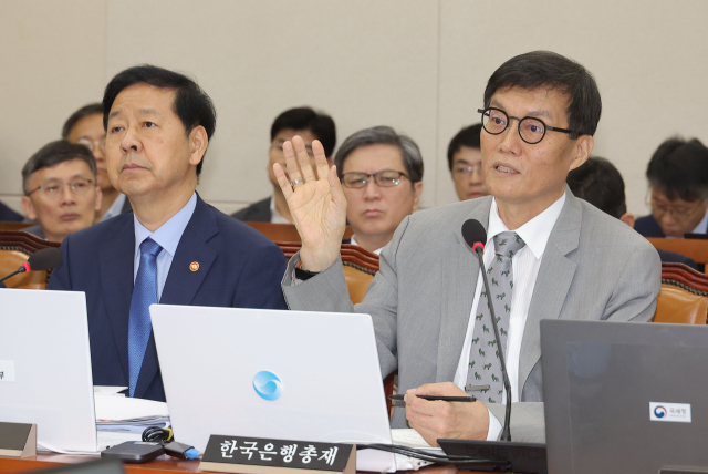 이창용 한국은행 총재가 지난달 19일 국회에서 열린 기획재정위원회 전체회의에서 원화 스테이블코인 정책 관련 추가 보고를 하고 있다. 연합뉴스