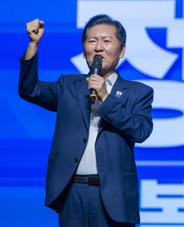 더불어민주당 정청래 대표가 8월 29일 인천시 중구 파라다이스시티 컨벤션에서 열린 2025 정기국회 더불어민주당 의원단 워크숍에서 연설하며 구호를 외치고 있다. 연합뉴스