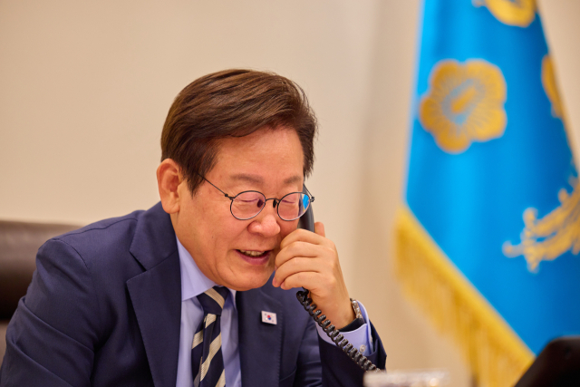 이재명 대통령이 29일 서울 용산 대통령실 청사에서 세르다르 베르디무하메도프 투르크메니스탄 대통령과 전화 통화를 하고 있다. 연합뉴스