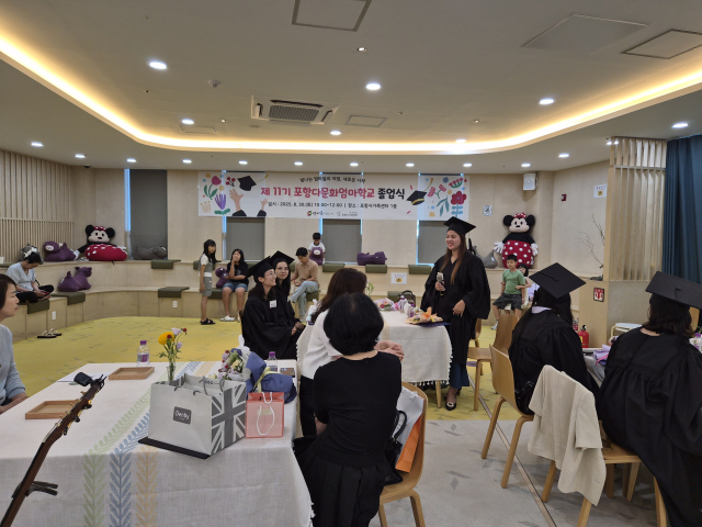 지난달 30일 경북 포항시 남구 송도동 포항시가족센터 다목적 가족소통교류공간에서 포항다문화엄마학교 제11기 졸업식이 열리고 있다. 포항시가족센터 제공.