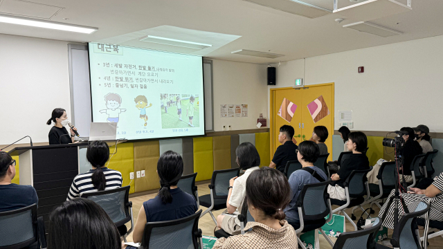 이민영 대구파티마병원 재활의학과 과장이 지난 28일 대구 동구육아종합지원센터에서 특강을 진행했다. 대구파티마병원 제공.