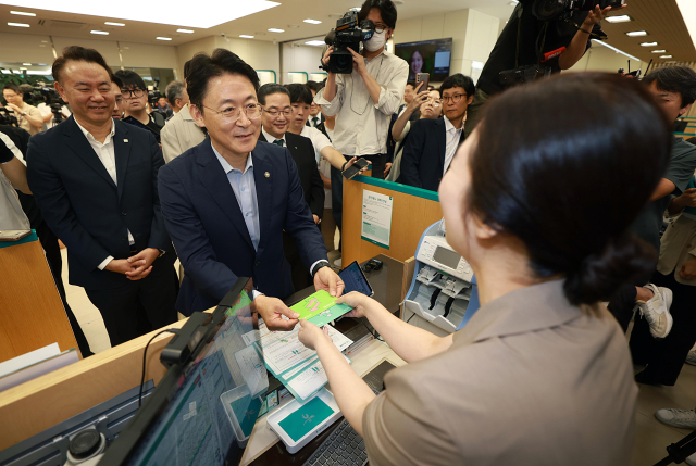 권대영 금융위원회 부위원장이 1일 오전 예금보호한도 1억원 시행 첫 날 서울 중구 하나은행 본점 영업점을 방문해 직접 시연 및 소상공인 예금자가 직접 예금상품에 가입하면서 예금자 보호제도에 대한 은행 직원의 설명을 청취했다. 금융위
