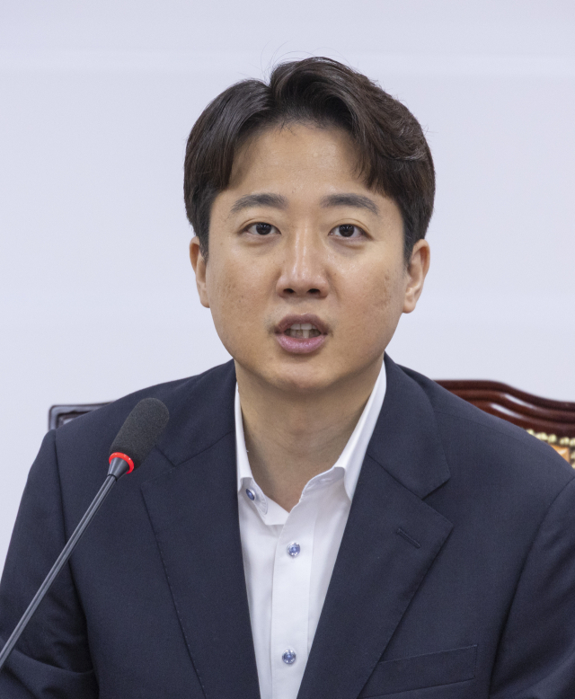 개혁신당 이준석 대표가 1일 국회에서 열린 최고위원회 회의에서 조국혁신당 조국 혁신정책연구원장의 사면 후 행보를 비판하는 발언을 하고 있다. 연합뉴스