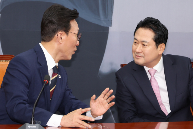 김민석 국무총리가 1일 서울 여의도 국회에서 국민의힘 장동혁 대표(오른쪽)를 예방해 대화하고 있다. 연합뉴스