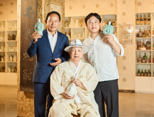 3대를 이어온 명인안동소주 박재서 명인(가운데)과 박찬관 대표(왼쪽), 박춘우 본부장. 안동시 제공