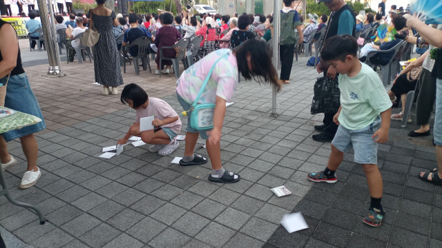 어린이들의 추억의 딱지치기를 하고 있다. 휴천3동 제공
