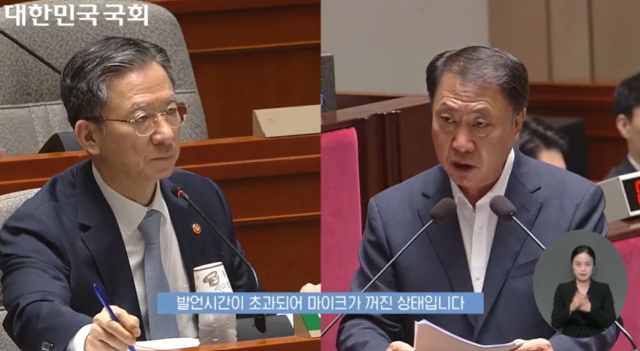 김위상 국민의힘 의원(오른쪽·비례)이 1일 국회 예산결산특별위원회 전체회의에서 정성호 법무부 장관(왼쪽)을 향해 질의하고 있다. 국회방송 캡쳐