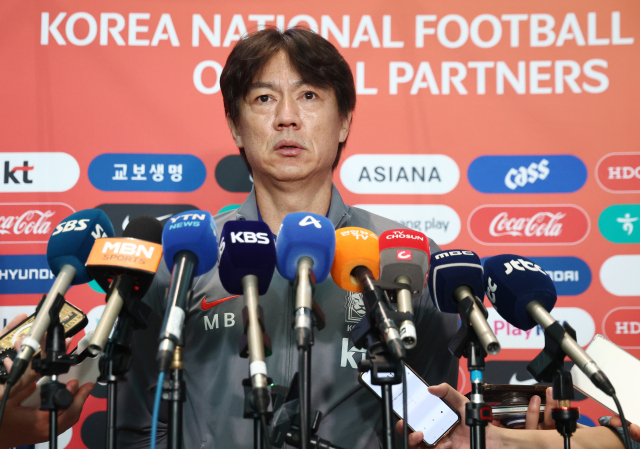 대한민국 축구대표팀 홍명보 감독이 미국·멕시코와 평가전을 위해 1일 인천국제공항 2터미널을 통해 출국하기에 앞서 취재진과 인터뷰하고 있다. 대표팀은 미국에서 오는 7일 미국, 10일 멕시코와 평가전을 치른다. 연합뉴스