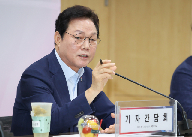 박완수 지사가 1일자 기자 간담회에서 앞으로 도정방향에 대해 설명하고 있다.