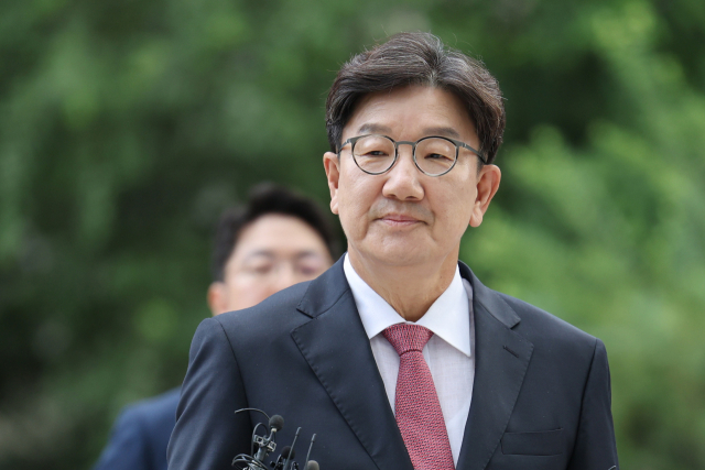 통일교 청탁 의혹을 받는 국민의힘 권성동 의원이 27일 서울 종로구 KT광화문빌딩에 마련된 김건희 여사 관련 의혹을 수사하는 민중기 특별검사팀 사무실에 피의자 신분으로 출석하고 있다. 권 의원은 2021∼2024년 통일교 전 세계본부장 윤모 씨로부터 통일교 행사 지원 등을 요청받으며 불법 정치자금 1억원을 수수한 혐의(정치자금법 위반)를 받는다. 연합뉴스