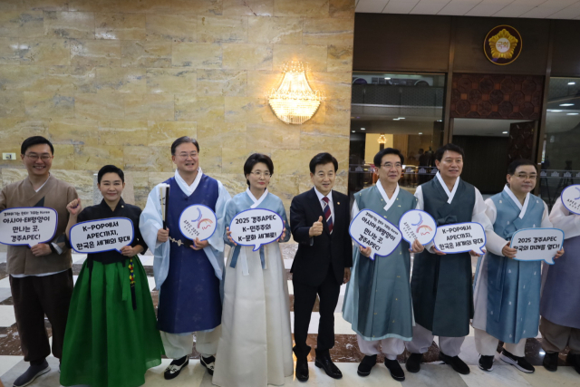 1일 국회 본회의장 앞에서 한복을 입은 국회 APEC특별위원회 소속 의원들이 연신