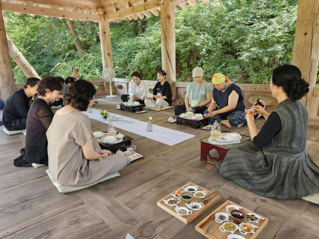 참가자들이 전통차를 마시며 교감을 나누고 있다. 영주시 제공