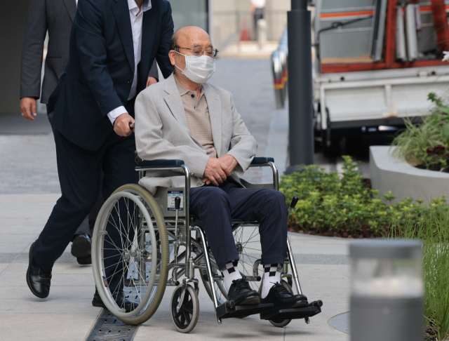 이봉관 서희건설 회장이 2일 서울 종로구 KT광화문빌딩에 마련된 김건희 여사 관련 의혹을 수사하는 민중기 특별검사팀 사무실에 출석하고 있다. 연합뉴스