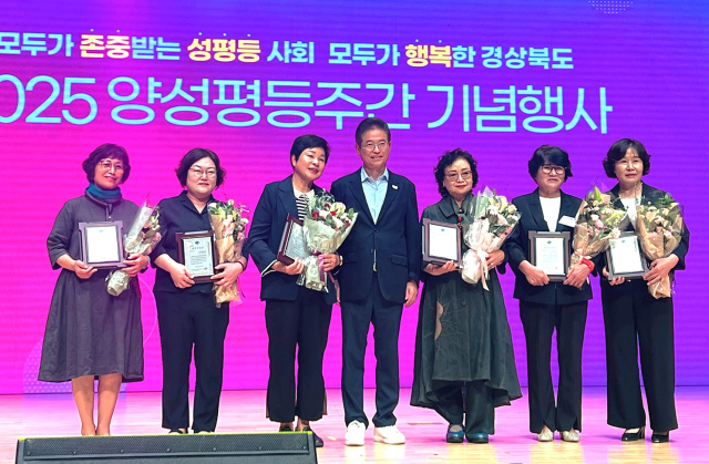 안동시여성단체협의회 조희옥 회장(사진 오른쪽 두번째)이 