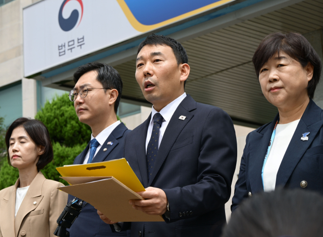 국회 법사위 소속 더불어민주당 김용민 간사가 1일 경기도 의왕시 서울구치소에서 열린 현장검증을 마친 후 브리핑하고 있다. 이날 법사위는 윤석열 전 대통령 수감 중 특혜 제공 여부를 확인하고 특검 출석 요구 당시 윤 전 대통령이 옷을 벗고 버티는 과정이 있었는지 여부를 CCTV 등의 영상기록으로 열람했다. 연합뉴스
