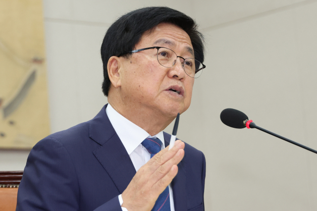 최교진 부총리 겸 교육부 장관 후보자가 2일 서울 여의도 국회 교육위원회에서 열린 인사청문회에서 위원 질의에 답하고 있다. 연합뉴스