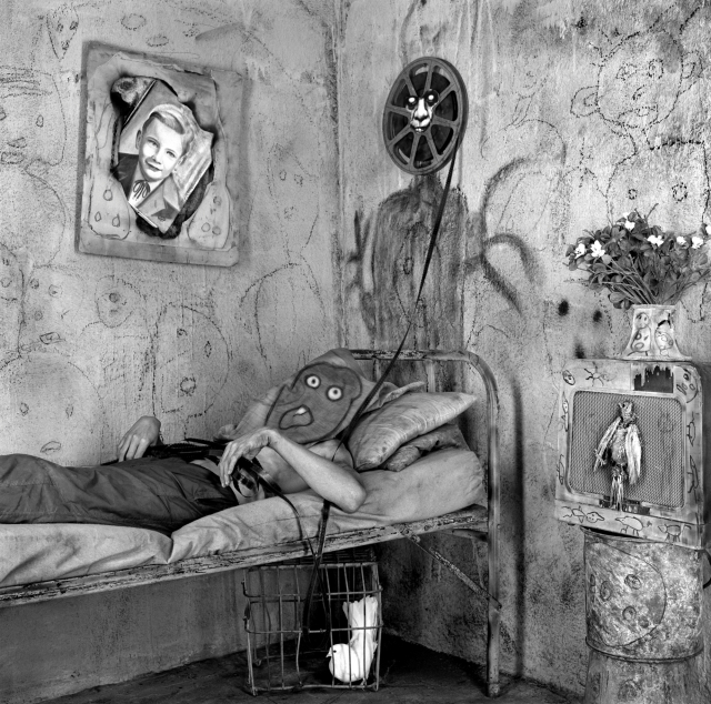 © Roger Ballen, Asylum of the Birds, Unwind, 2013, 91x91cm